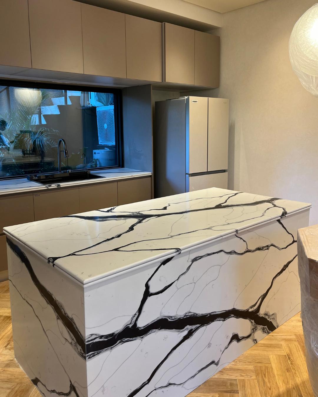 Panda White (Quartz)